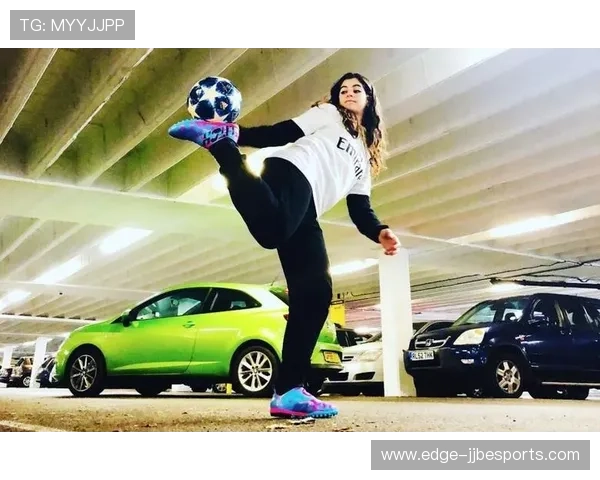 花式足球球星炫技表演尽显运动魅力与极限控球艺术