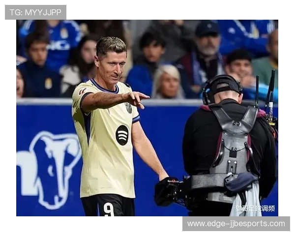 足球巨星化身老爷爷逆袭赛场惊艳全场展现别样风采