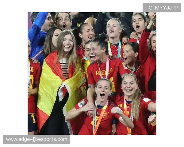 足球星球迷激情合照展现群体凝聚力与无限热爱，见证世界杯激情时刻